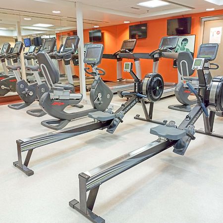 Crowne Plaza Dubai Deira By Ihg Hotel Ngoại thất bức ảnh Rowing machines in a gym