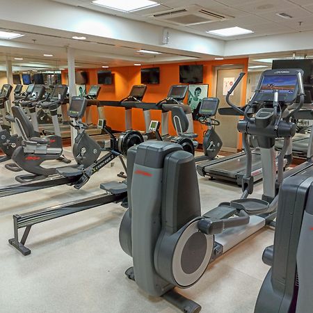 Crowne Plaza Dubai Deira By Ihg Hotel Ngoại thất bức ảnh A typical gym