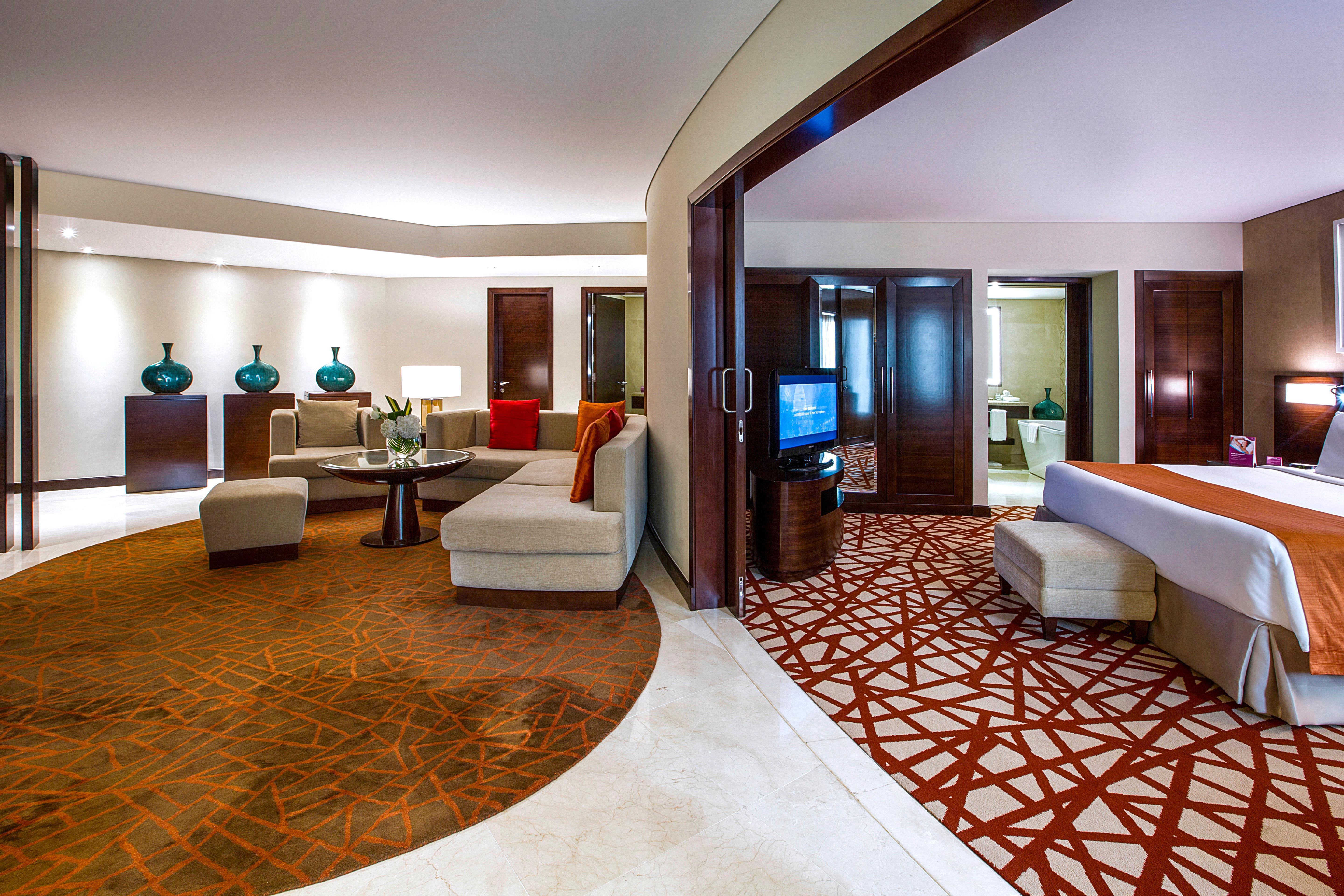 Crowne Plaza Dubai Deira By Ihg Hotel Ngoại thất bức ảnh A suite at the Westin Mumbai