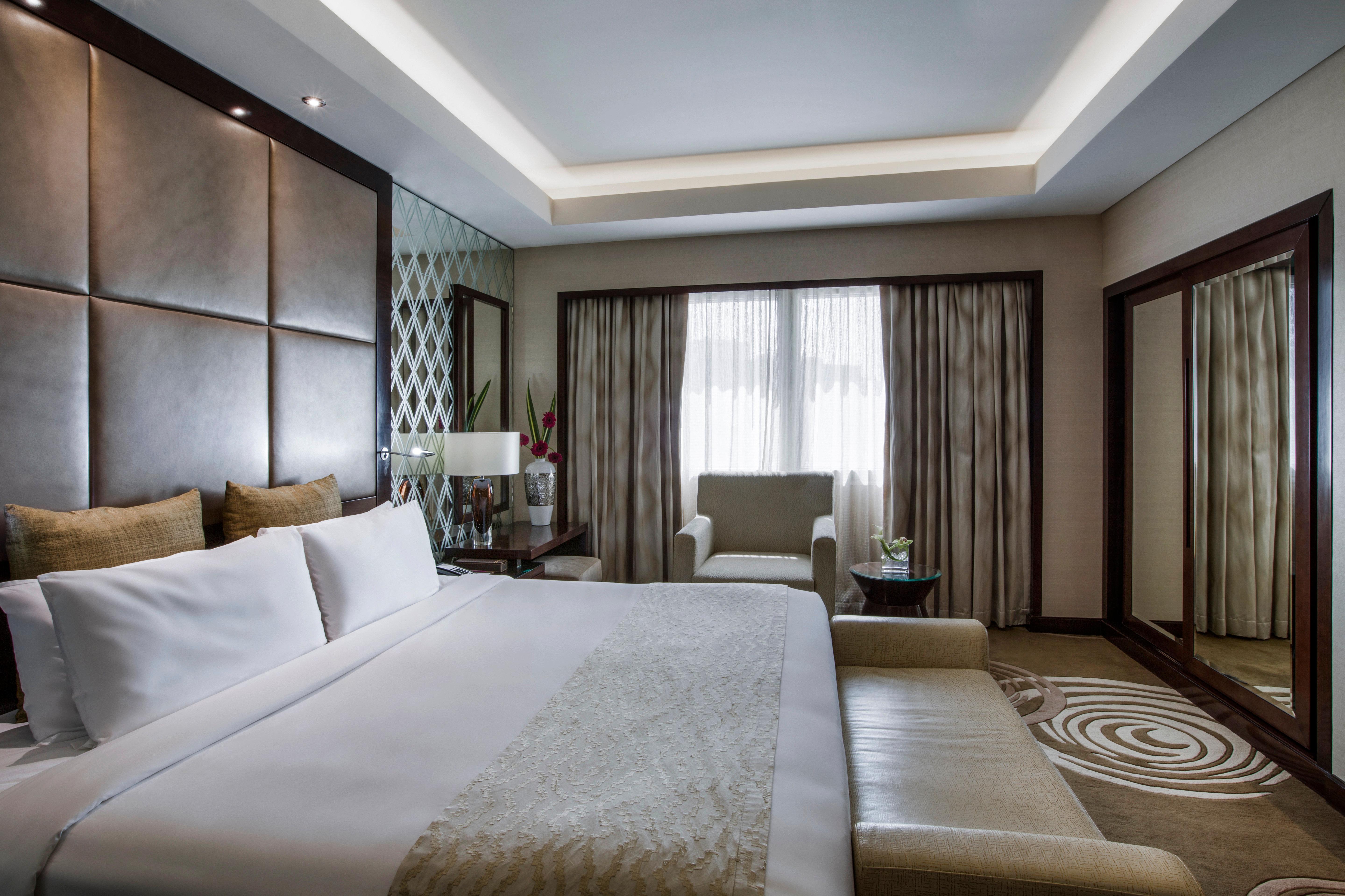 Crowne Plaza Dubai Deira By Ihg Hotel Ngoại thất bức ảnh A bedroom at the Taj Mahal Palace