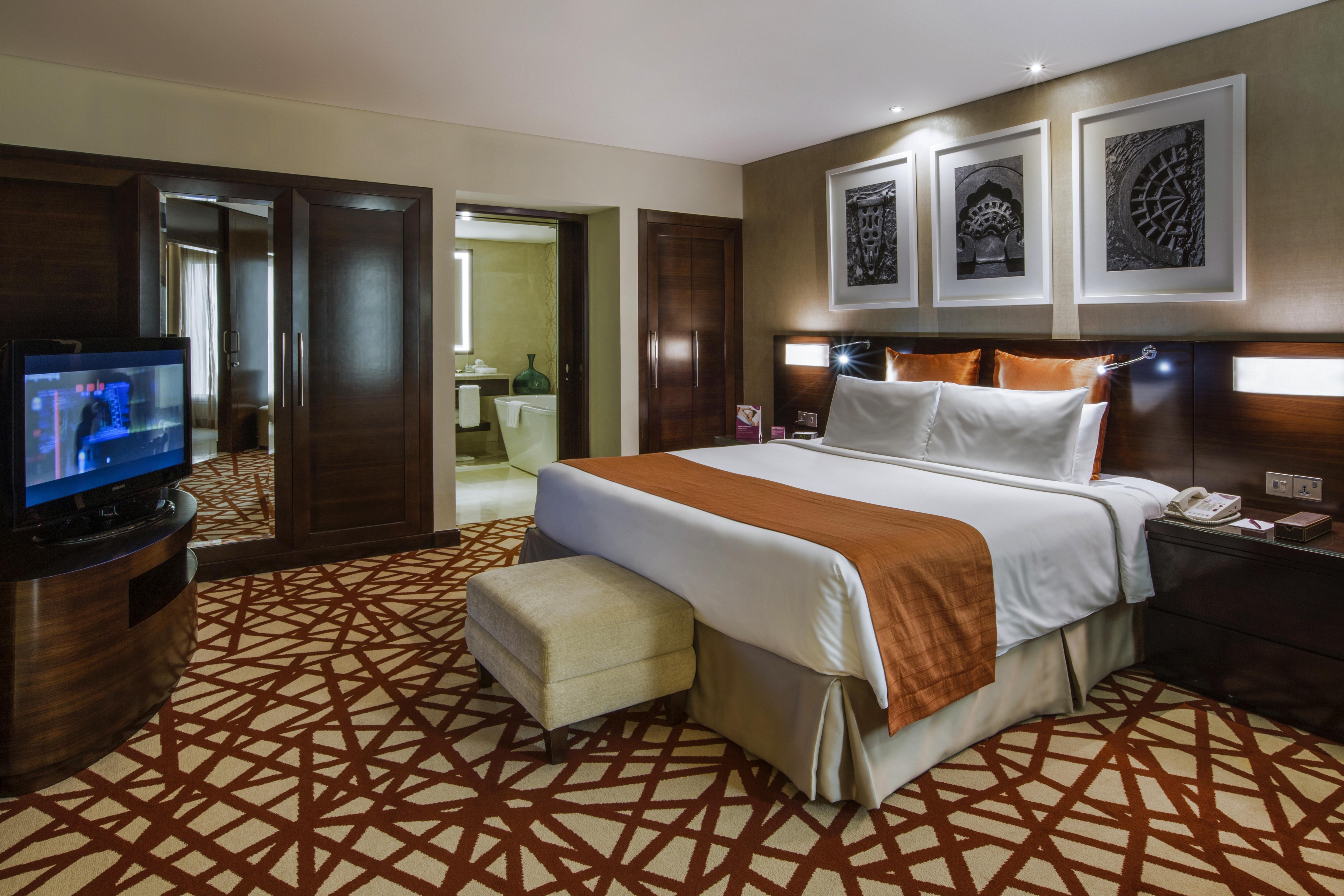 Crowne Plaza Dubai Deira By Ihg Hotel Ngoại thất bức ảnh A bedroom at the hotel