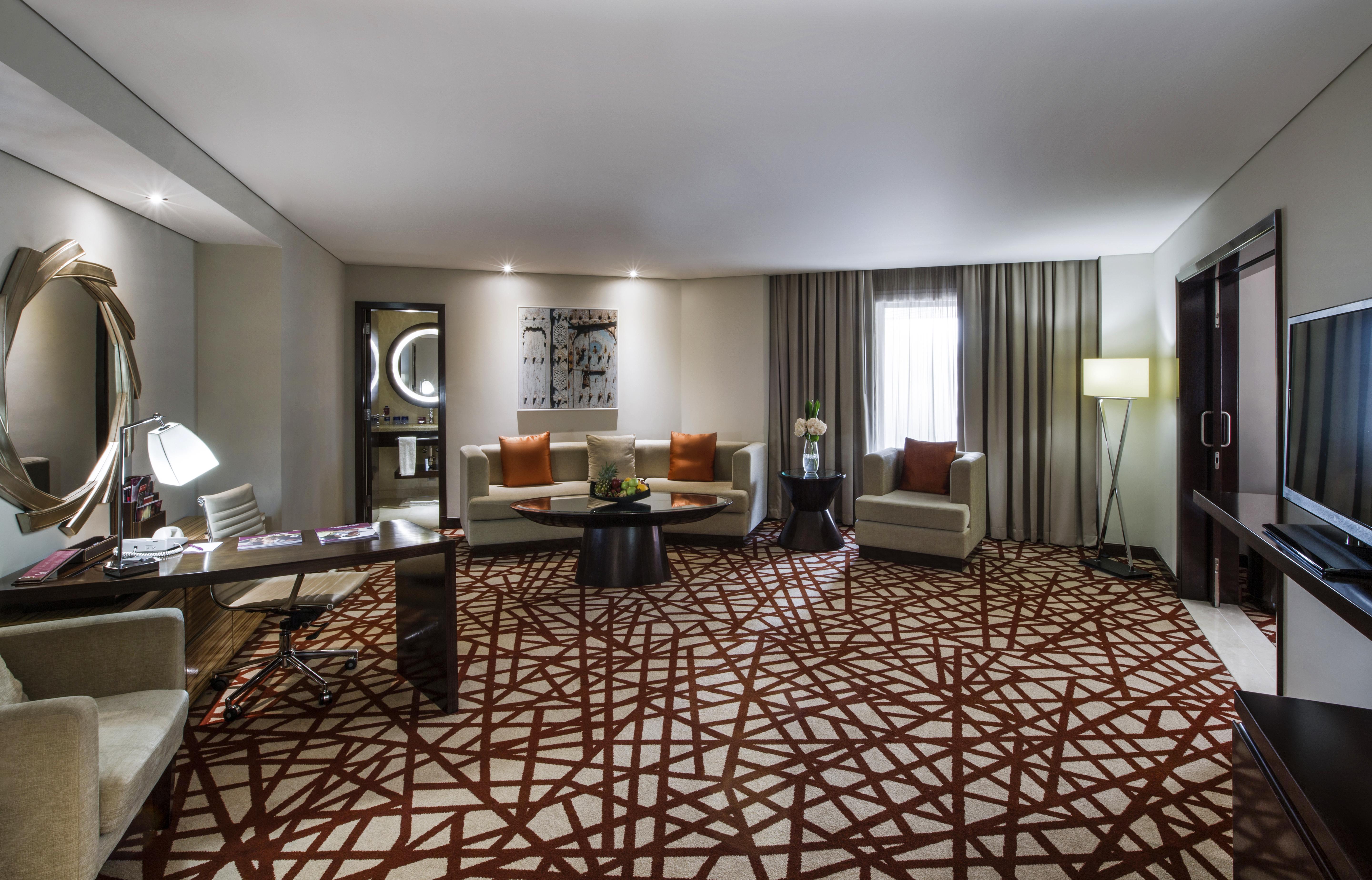 Crowne Plaza Dubai Deira By Ihg Hotel Ngoại thất bức ảnh A suite at the hotel