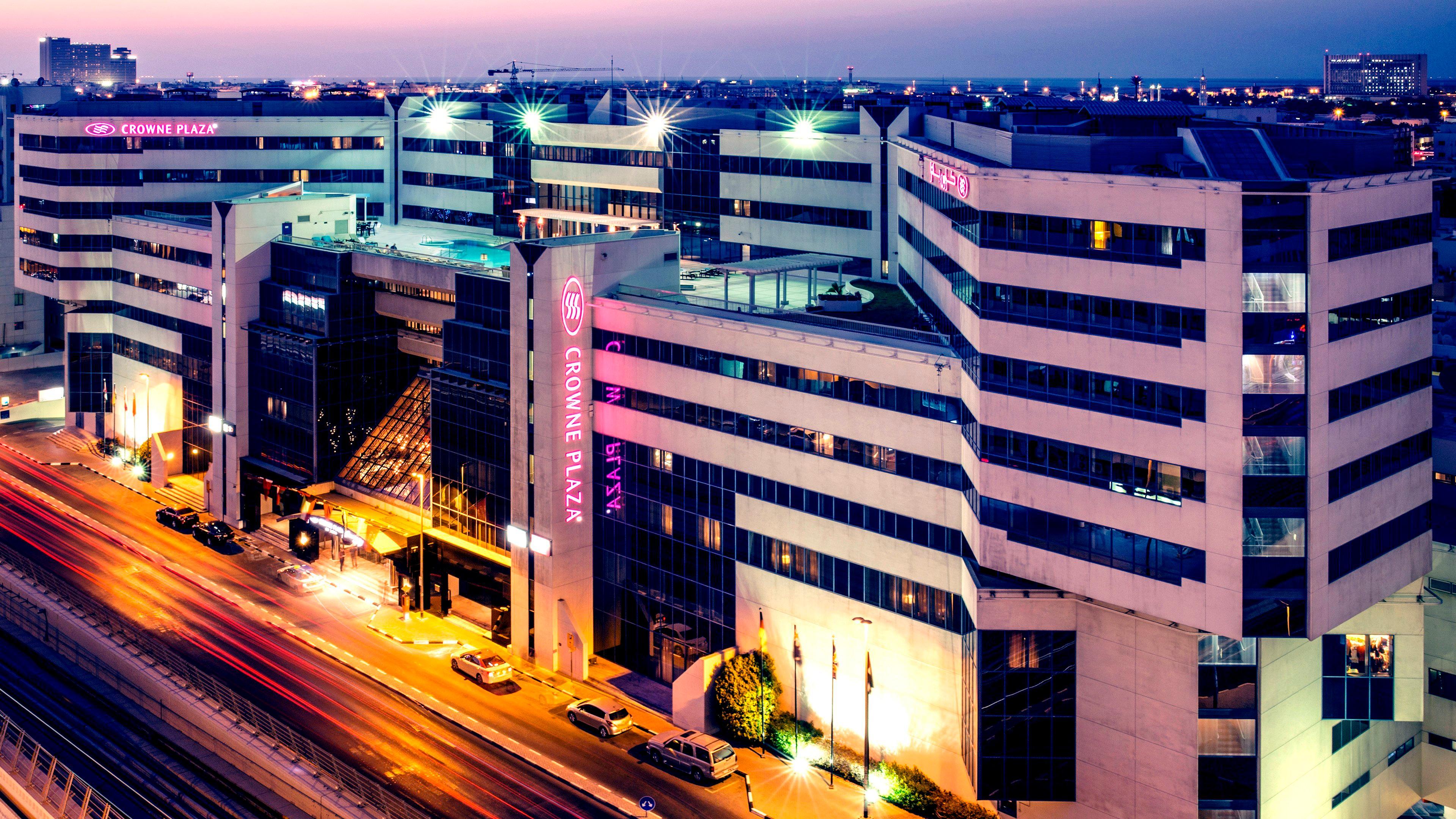Crowne Plaza Dubai Deira By Ihg Hotel Ngoại thất bức ảnh The hotel at night
