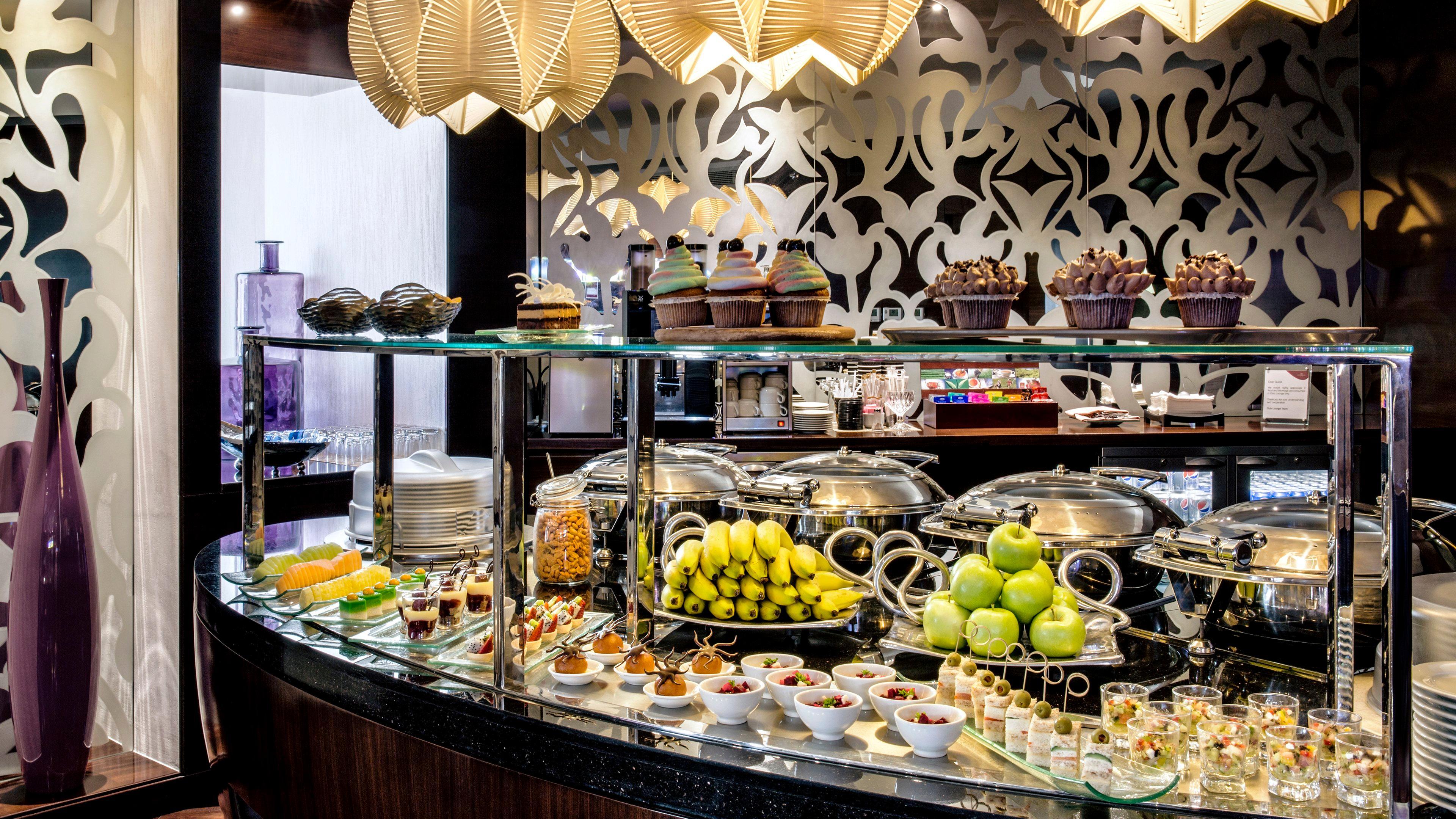 Crowne Plaza Dubai Deira By Ihg Hotel Ngoại thất bức ảnh A buffet at a hotel