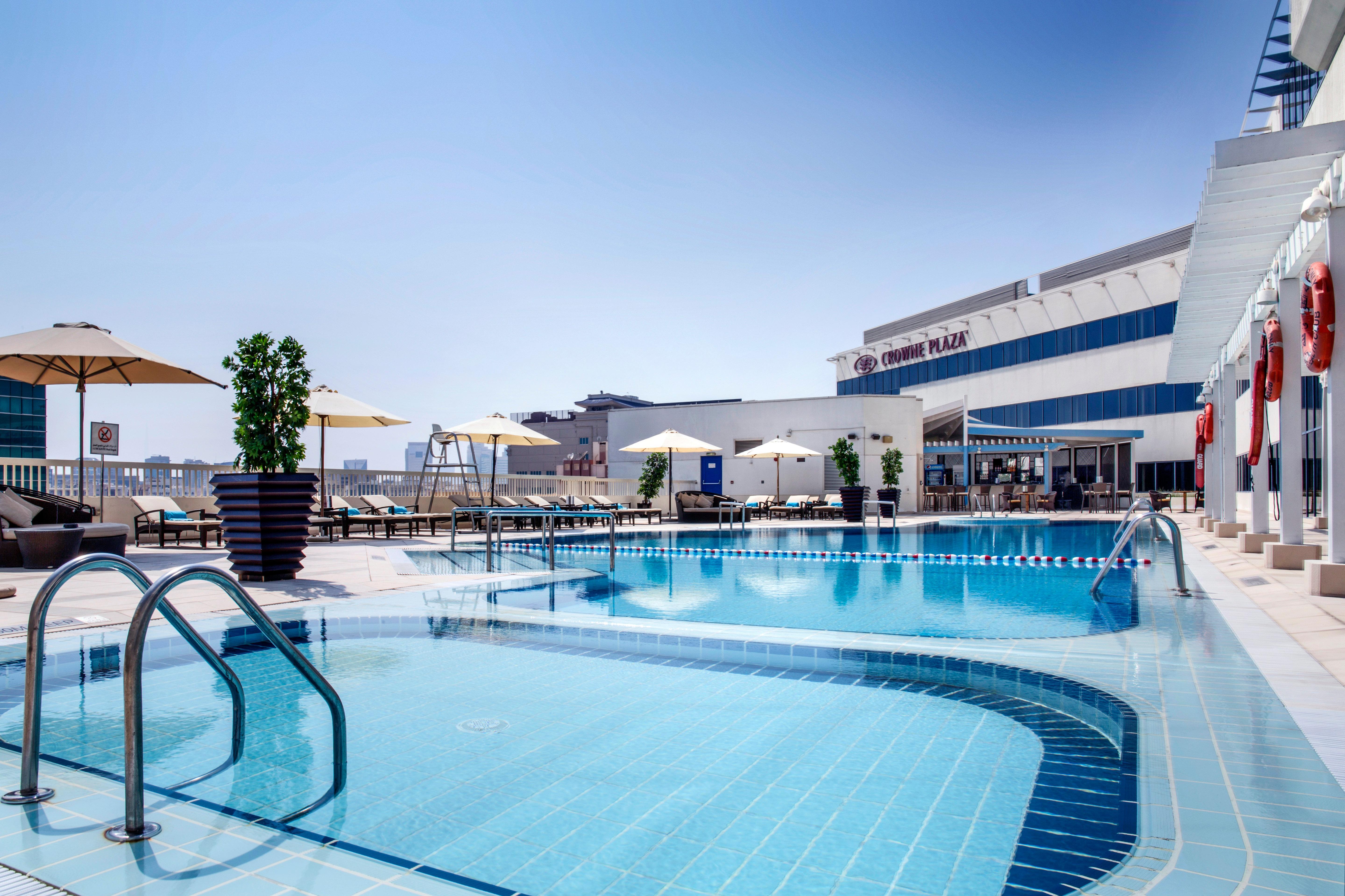 Crowne Plaza Dubai Deira By Ihg Hotel Ngoại thất bức ảnh The swimming pool at the hotel