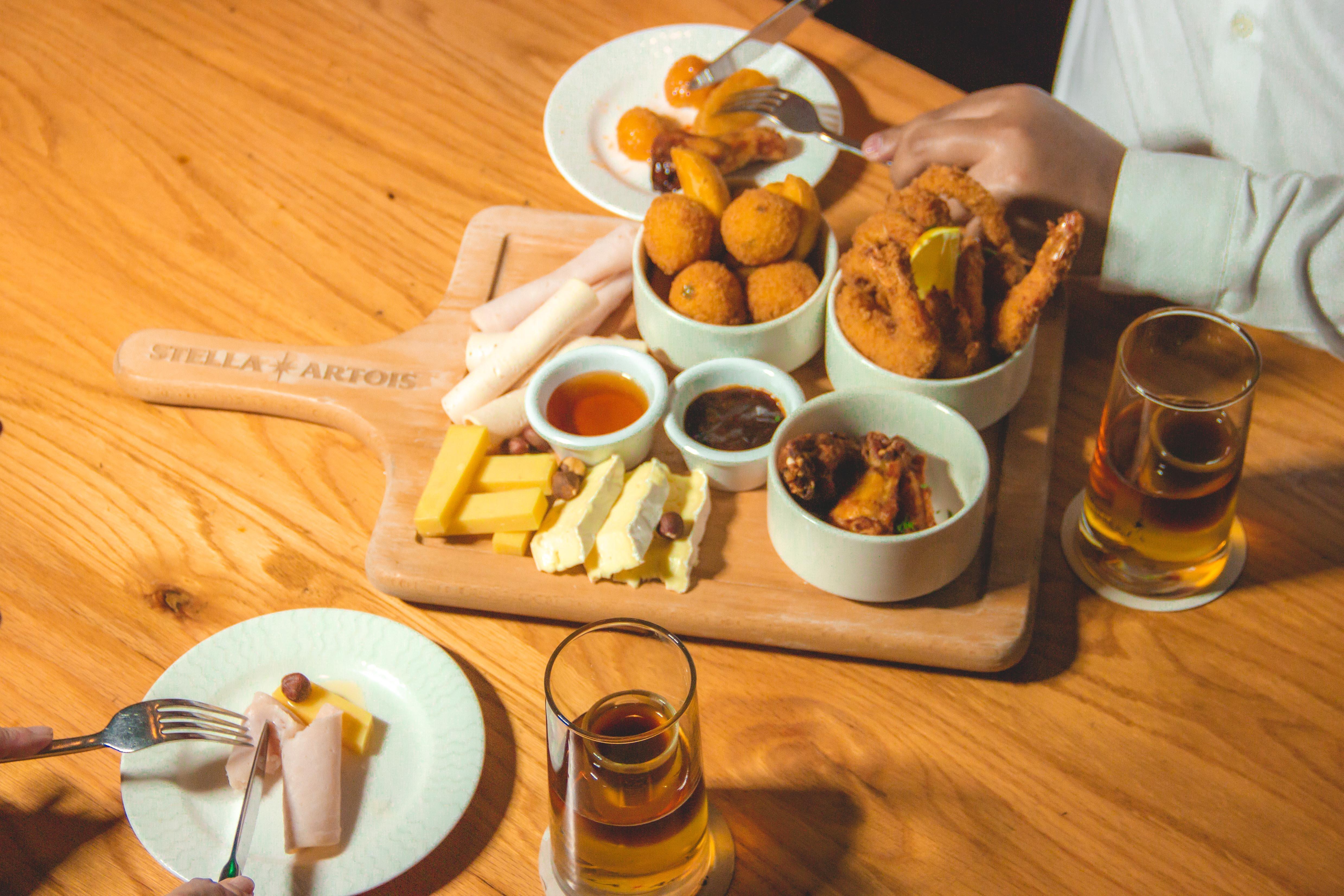 Crowne Plaza Dubai Deira By Ihg Hotel Ngoại thất bức ảnh Cheese and beer