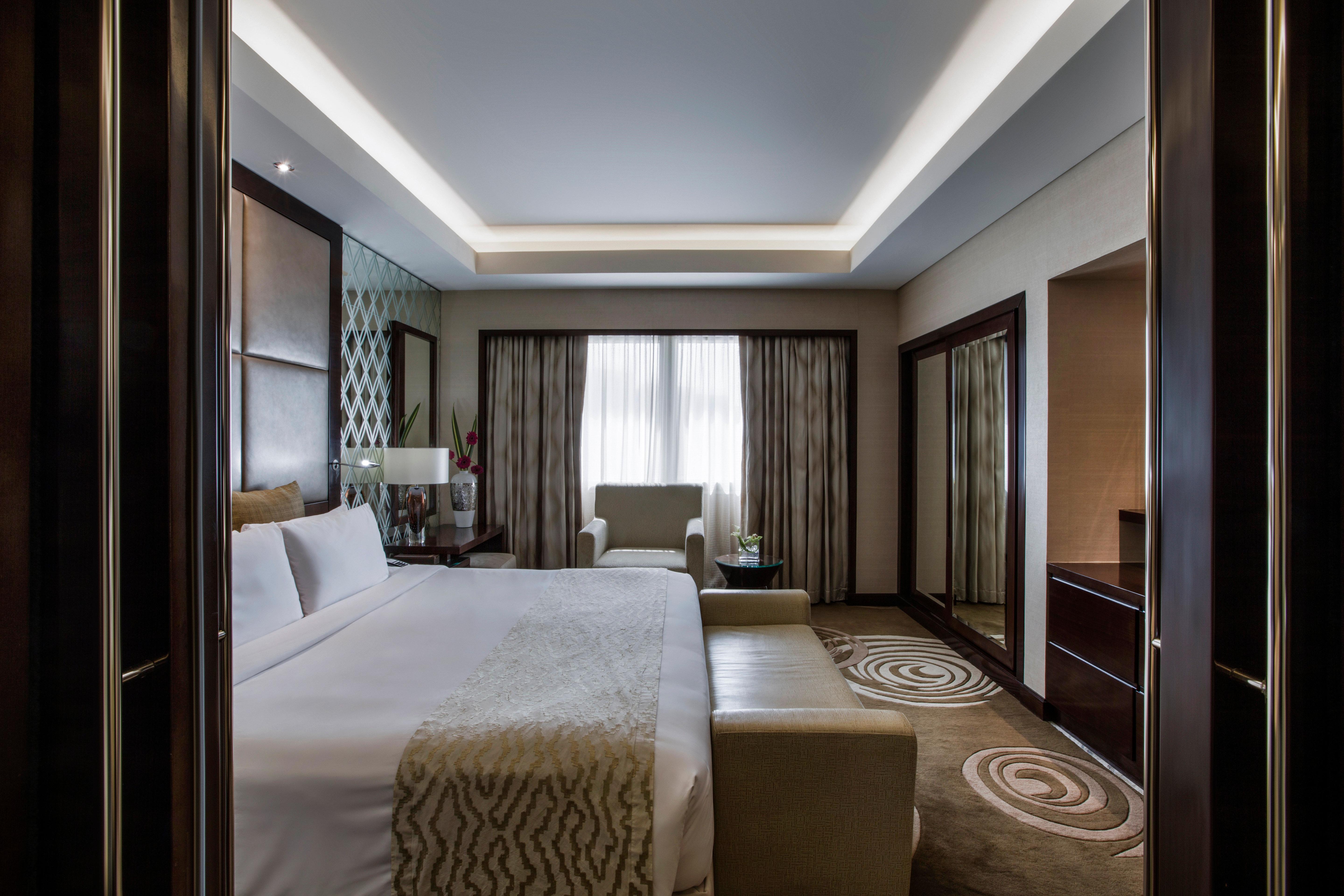 Crowne Plaza Dubai Deira By Ihg Hotel Ngoại thất bức ảnh A bedroom at the hotel