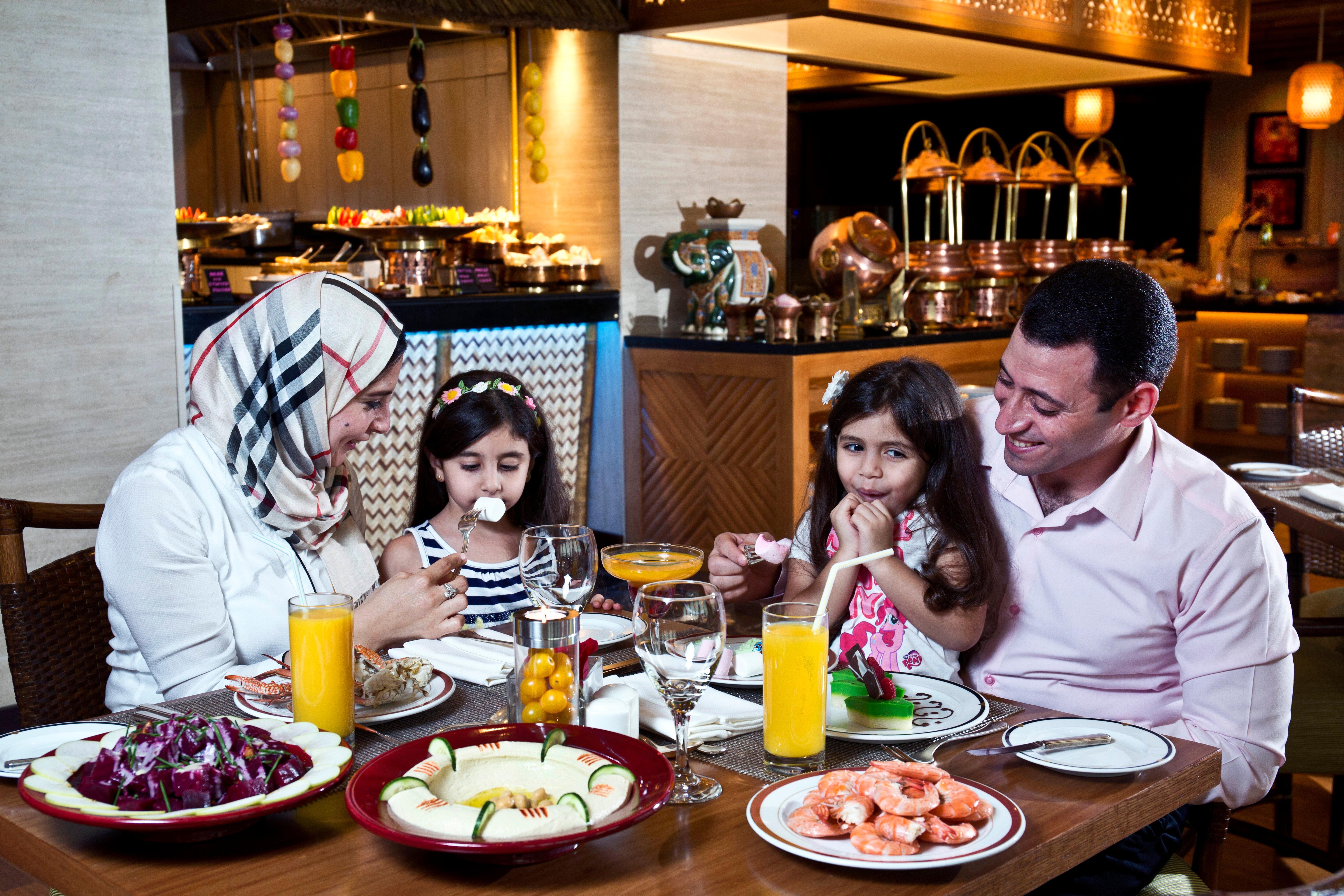 Crowne Plaza Dubai Deira By Ihg Hotel Ngoại thất bức ảnh Family dining at the hotel