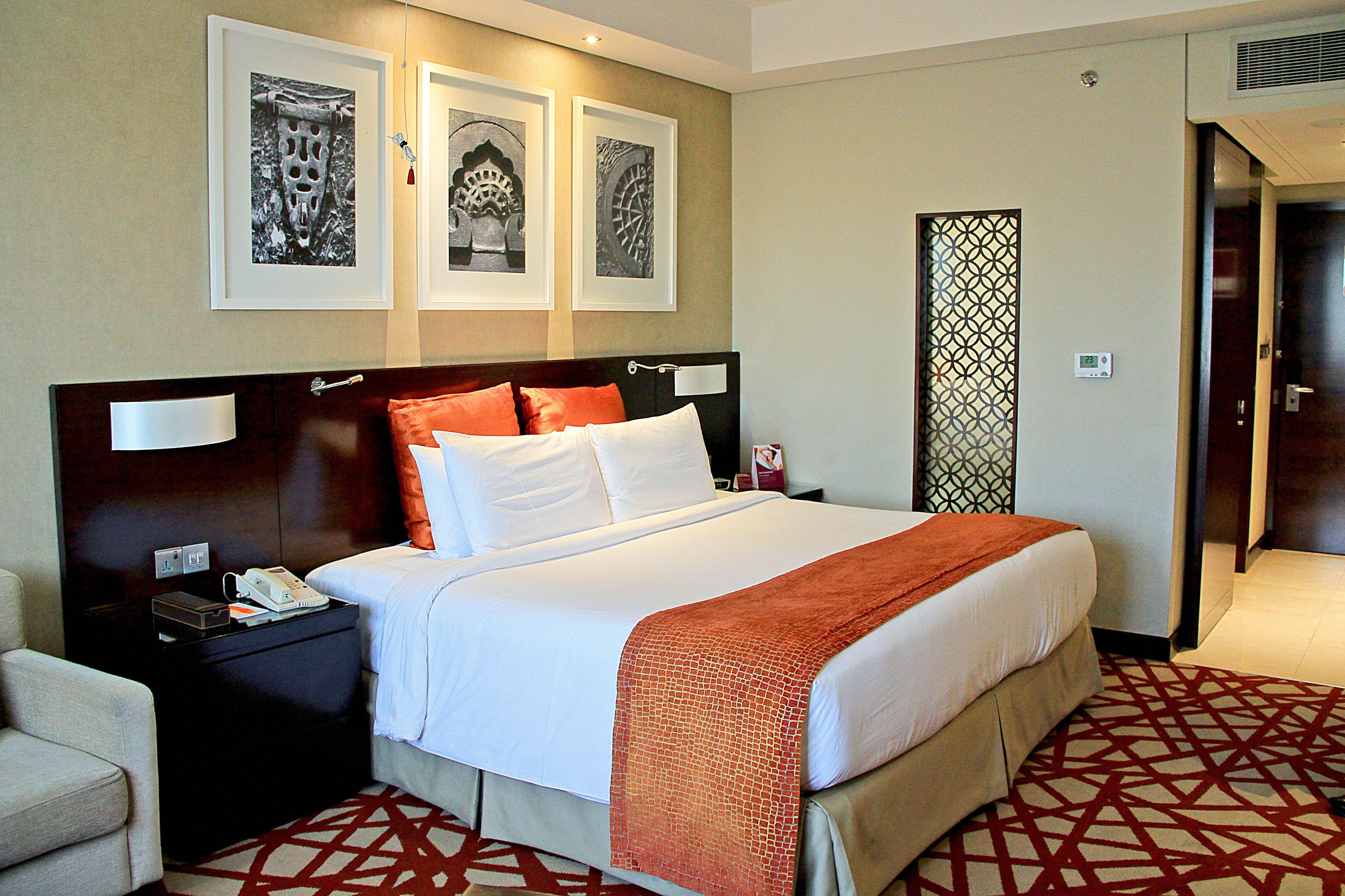Crowne Plaza Dubai Deira By Ihg Hotel Ngoại thất bức ảnh A bedroom at the Jumeirah Emirates Towers Hotel