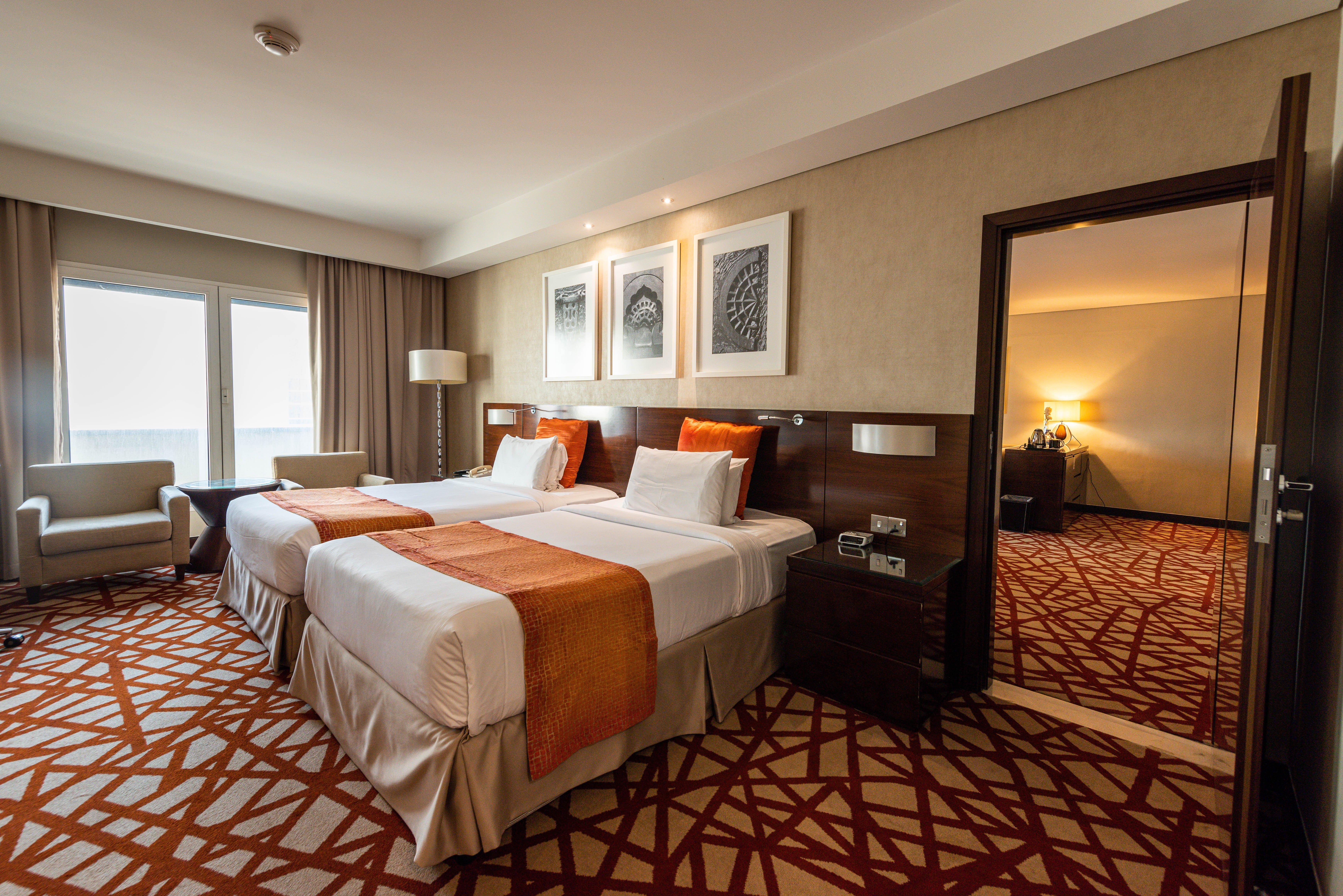Crowne Plaza Dubai Deira By Ihg Hotel Ngoại thất bức ảnh A room at the hotel