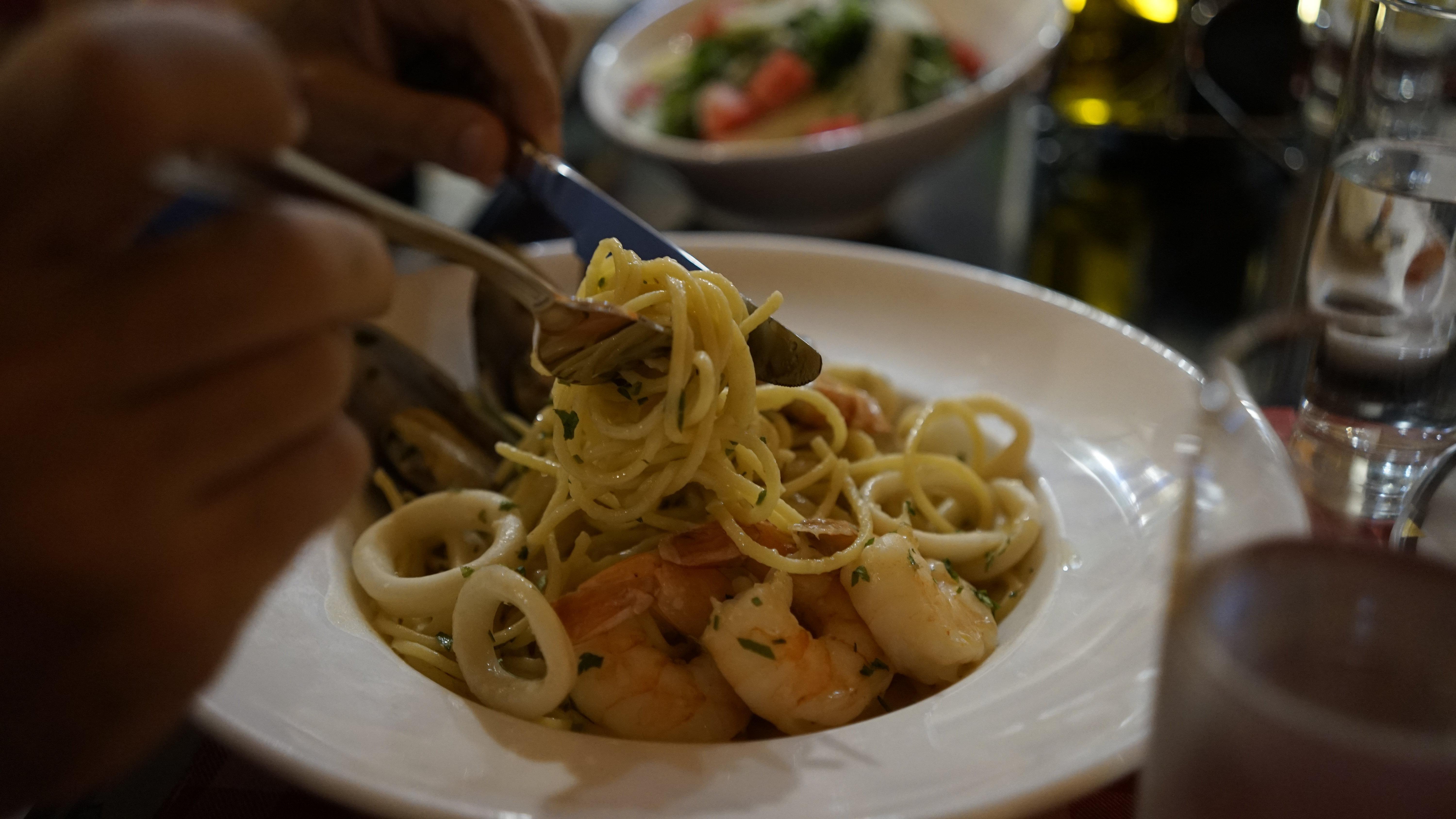 Crowne Plaza Dubai Deira By Ihg Hotel Ngoại thất bức ảnh Seafood pasta
