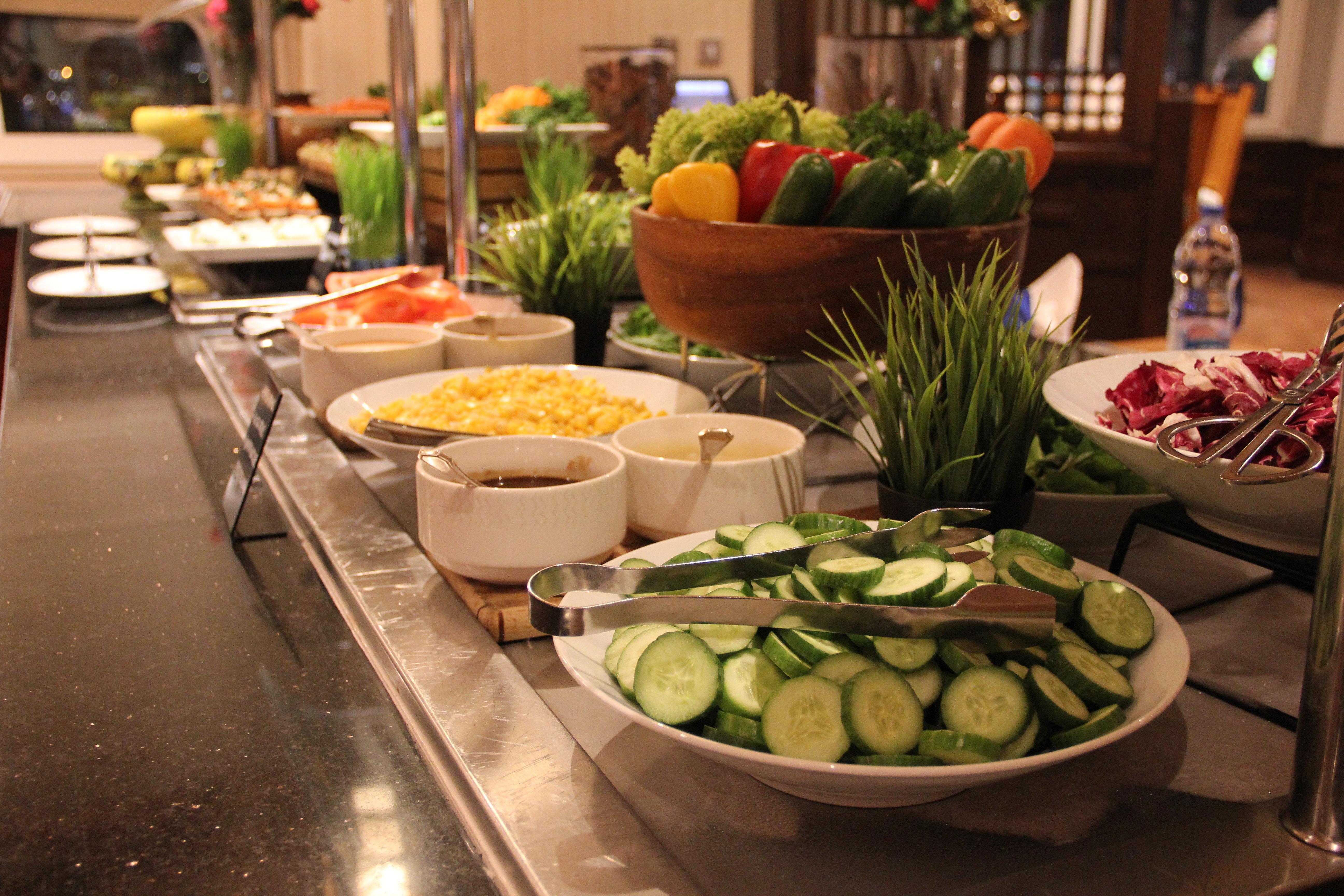 Crowne Plaza Dubai Deira By Ihg Hotel Ngoại thất bức ảnh A salad bar