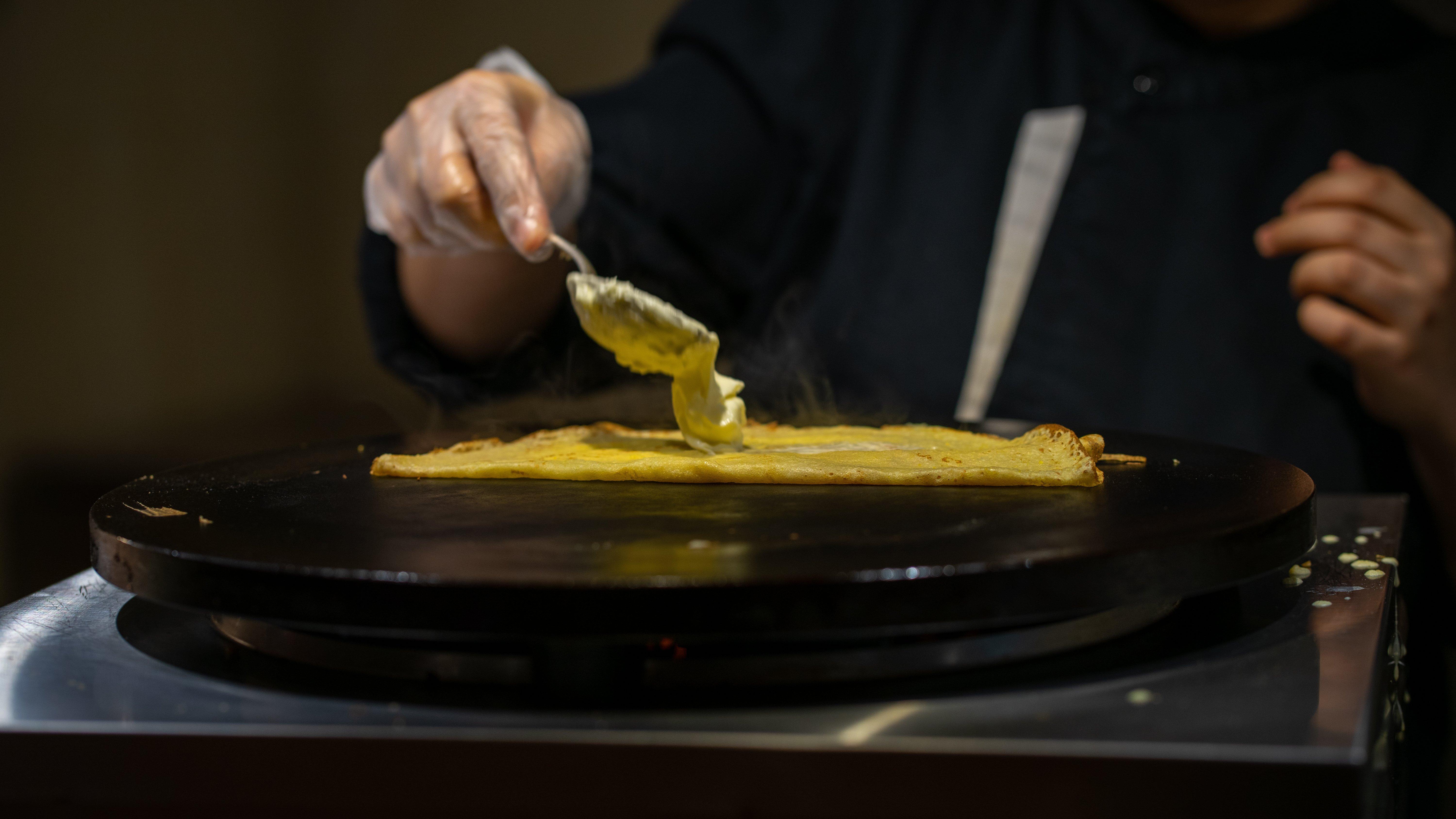 Crowne Plaza Dubai Deira By Ihg Hotel Ngoại thất bức ảnh A crêpe being spread with butter