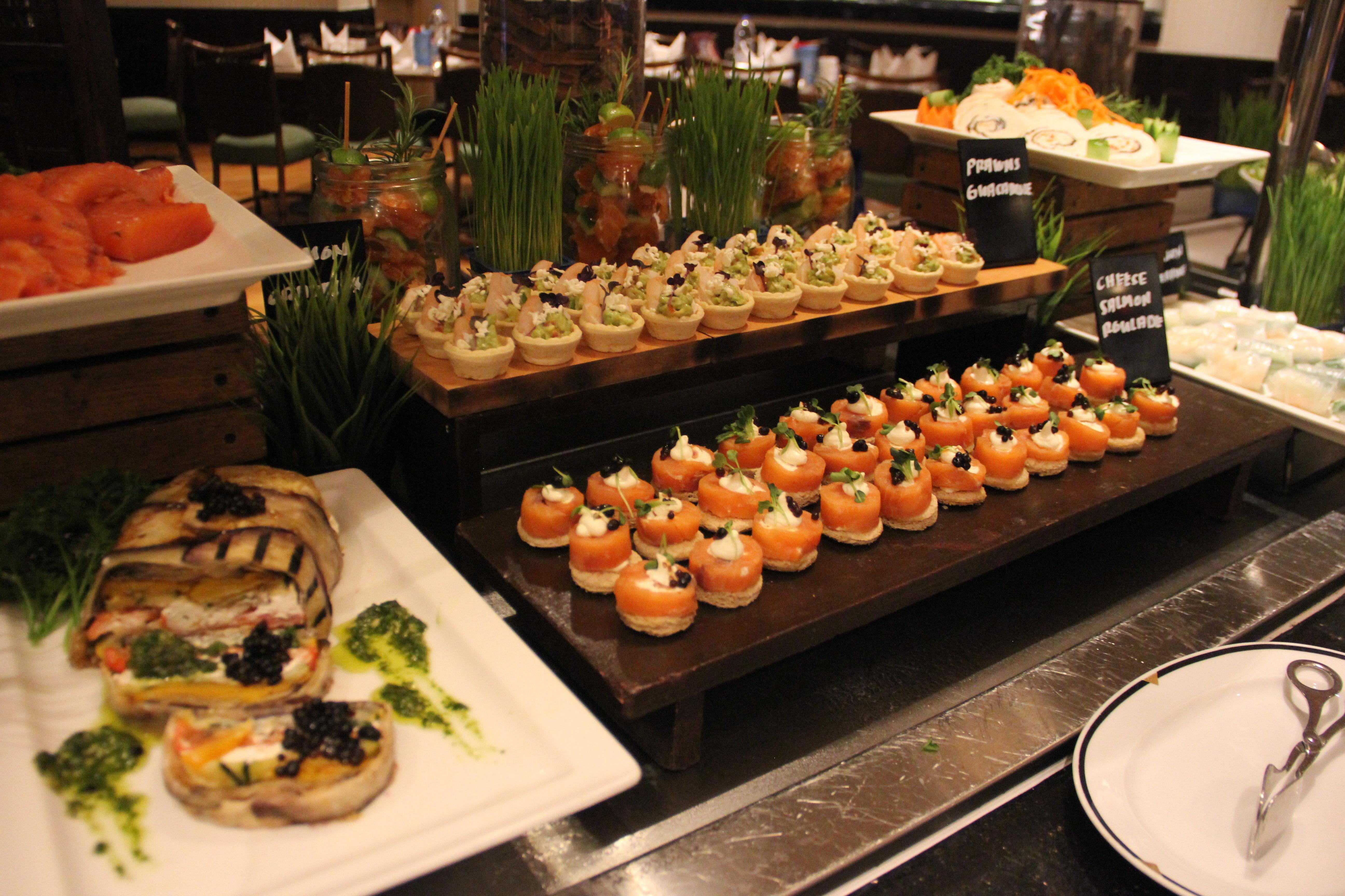 Crowne Plaza Dubai Deira By Ihg Hotel Ngoại thất bức ảnh Canapés at a buffet