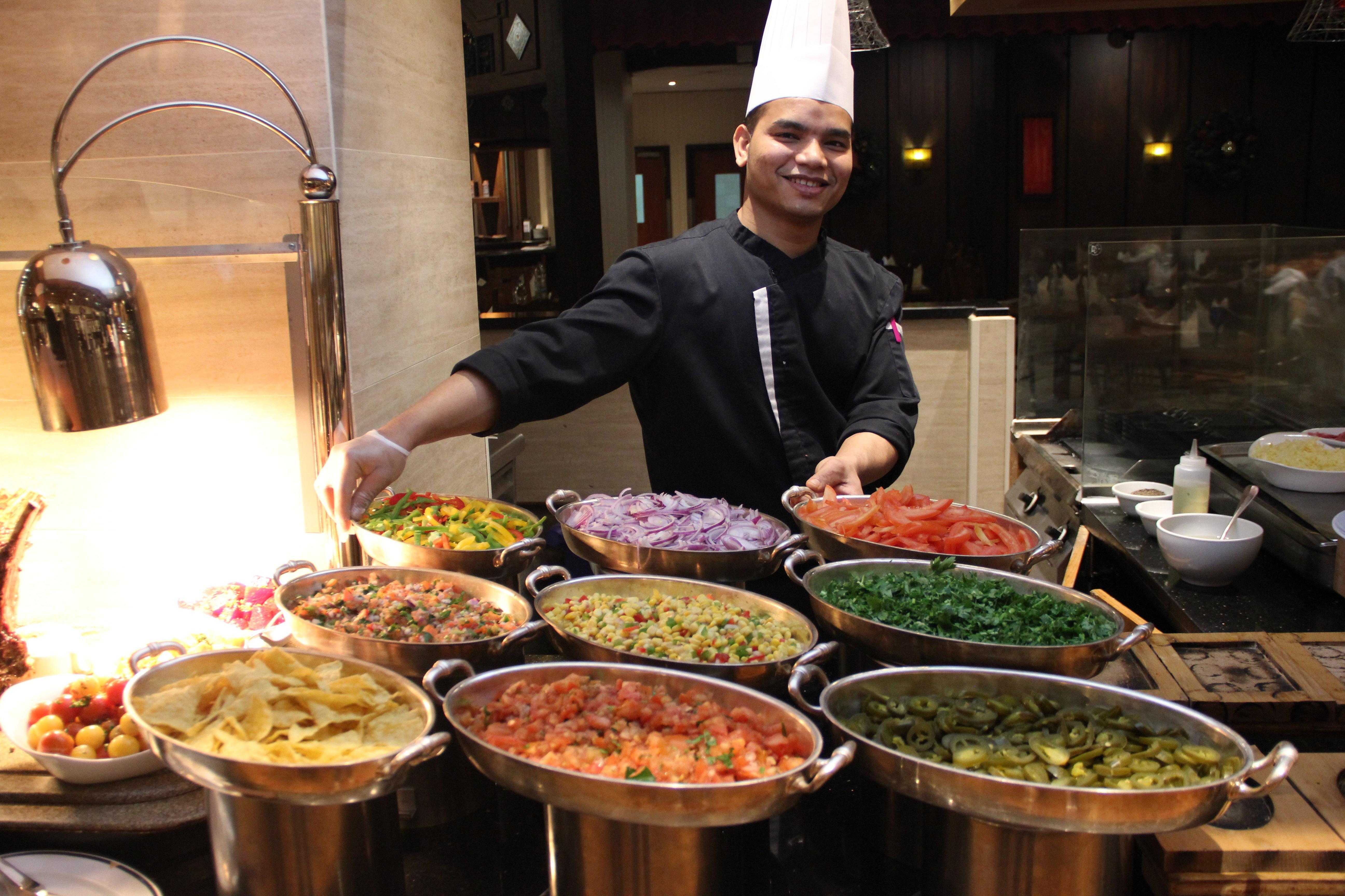 Crowne Plaza Dubai Deira By Ihg Hotel Ngoại thất bức ảnh A chef at a buffet