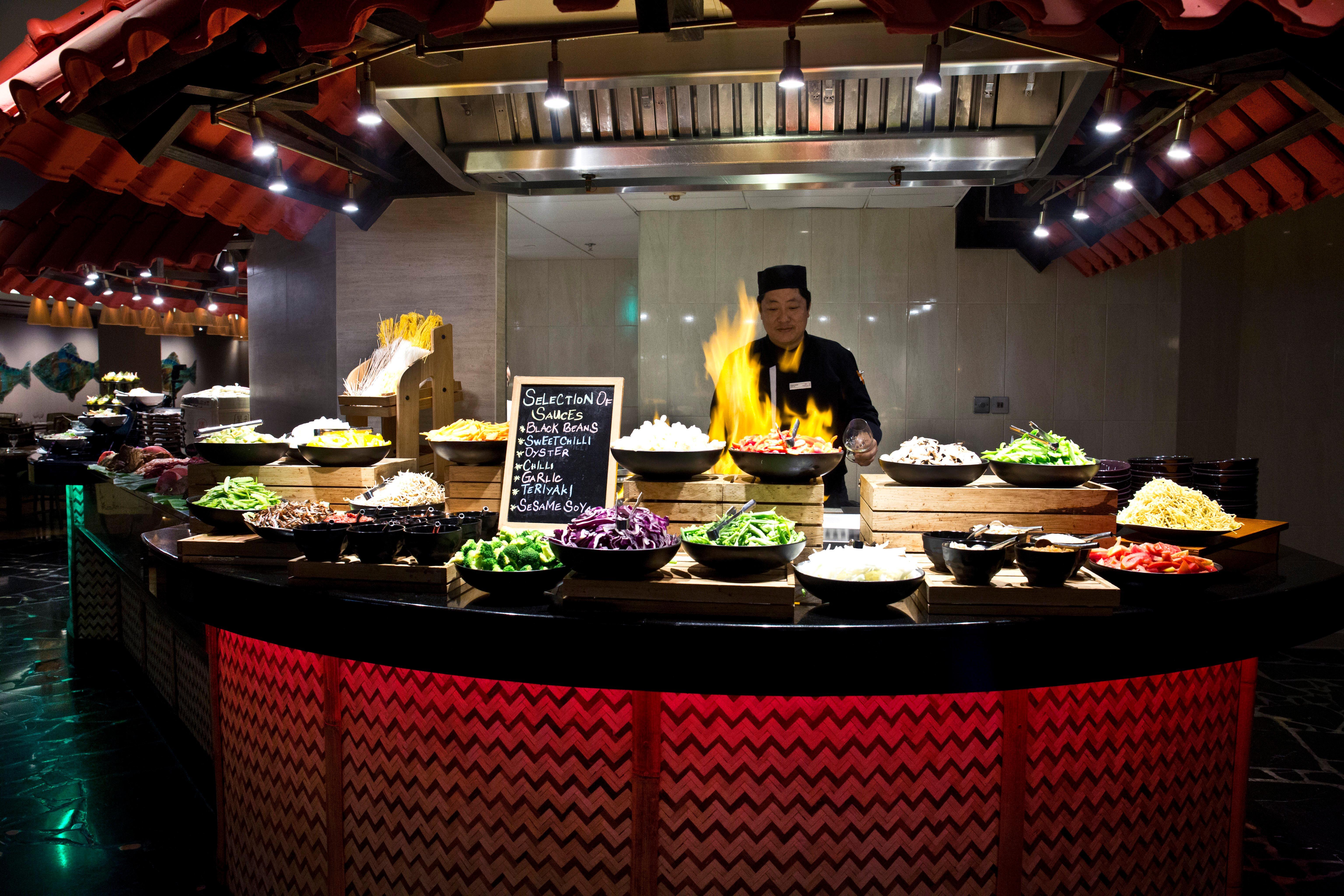 Crowne Plaza Dubai Deira By Ihg Hotel Ngoại thất bức ảnh A live kitchen at a hotel