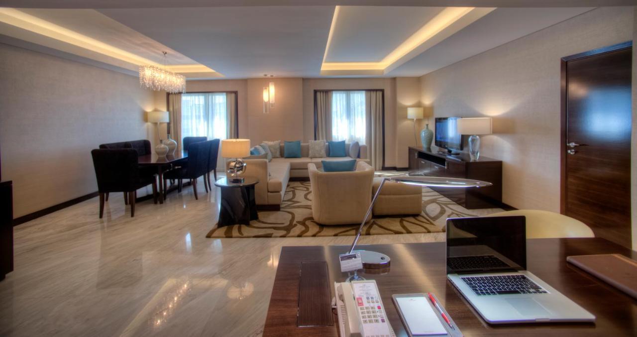 Crowne Plaza Dubai Deira By Ihg Hotel Ngoại thất bức ảnh A suite at the hotel