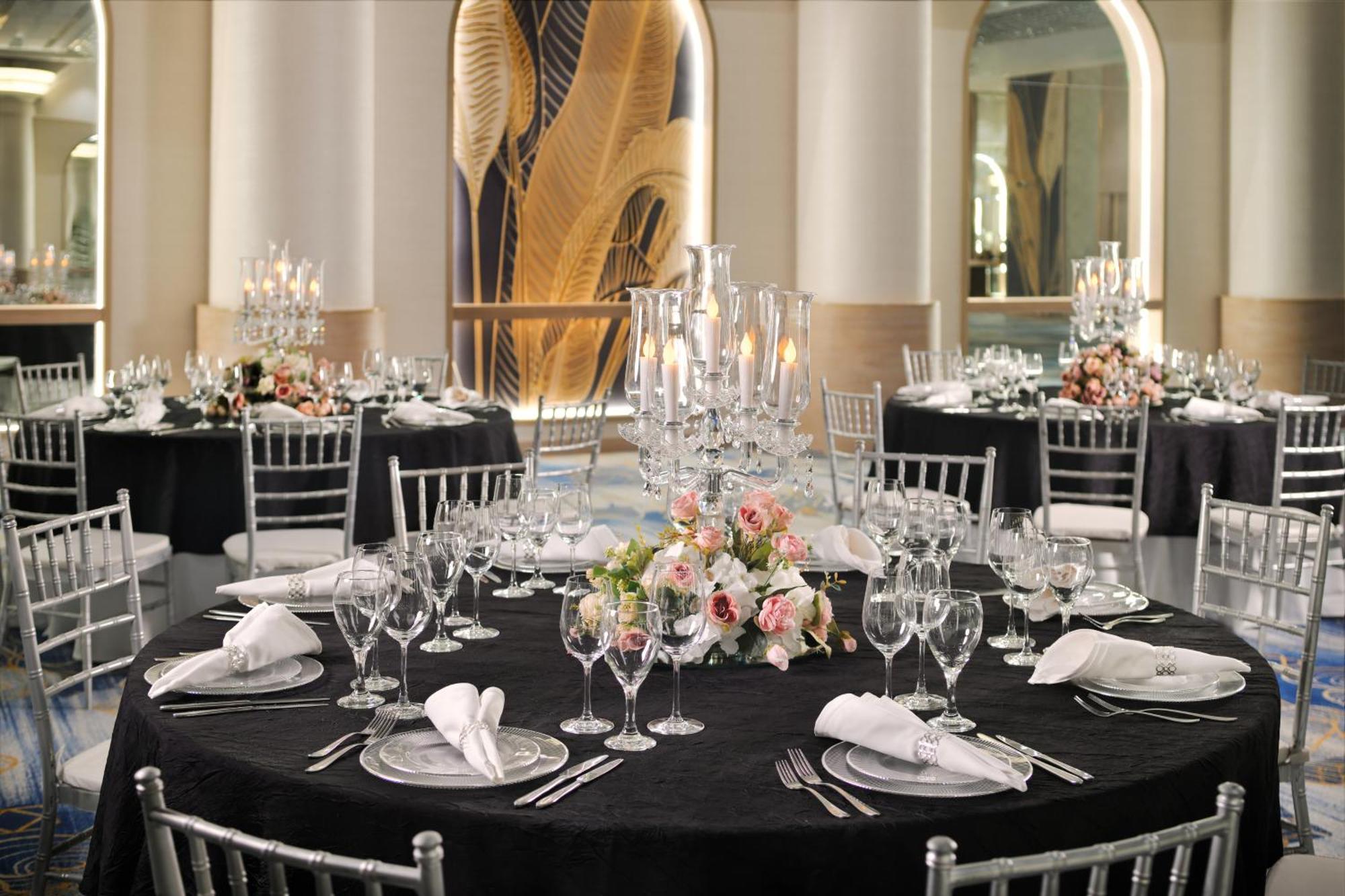 Crowne Plaza Dubai Deira By Ihg Hotel Ngoại thất bức ảnh The ballroom at the Ritz-Carlton, Dubai