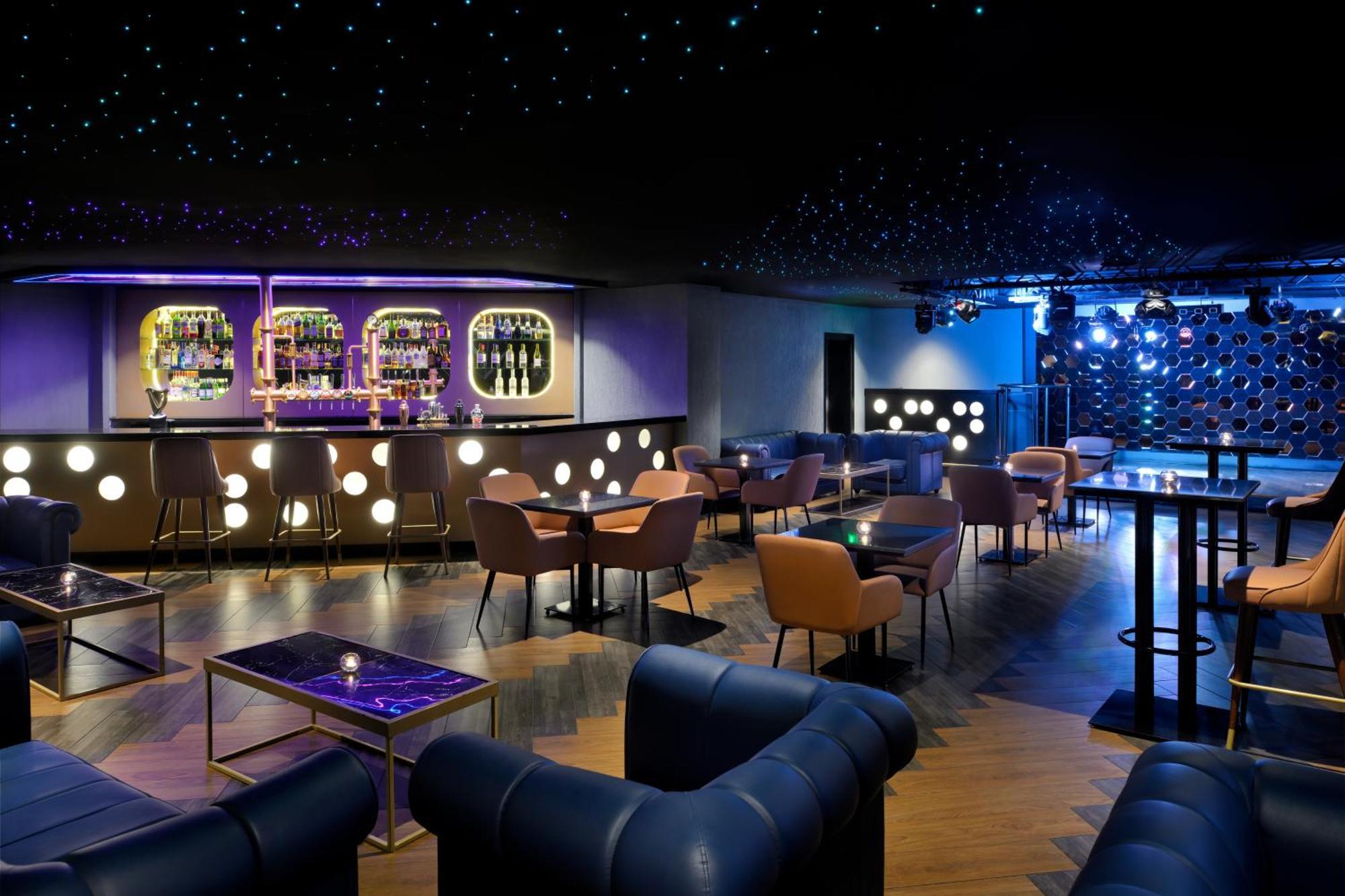 Crowne Plaza Dubai Deira By Ihg Hotel Ngoại thất bức ảnh The interior of the bar